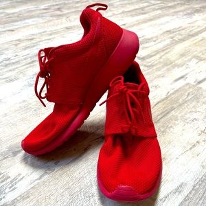 roshe run triple red